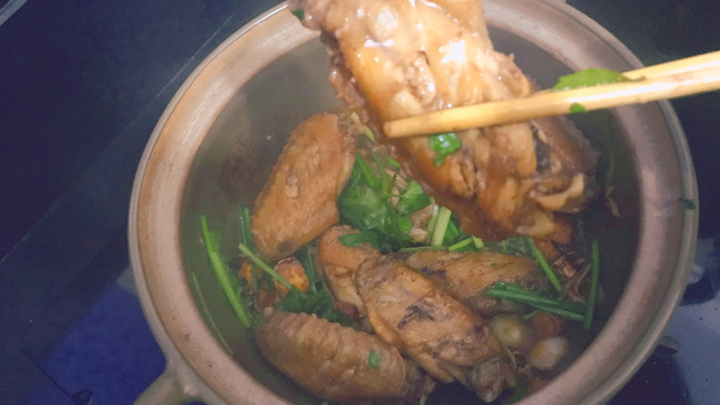 砂锅五指毛桃焗鸡翅的做法
