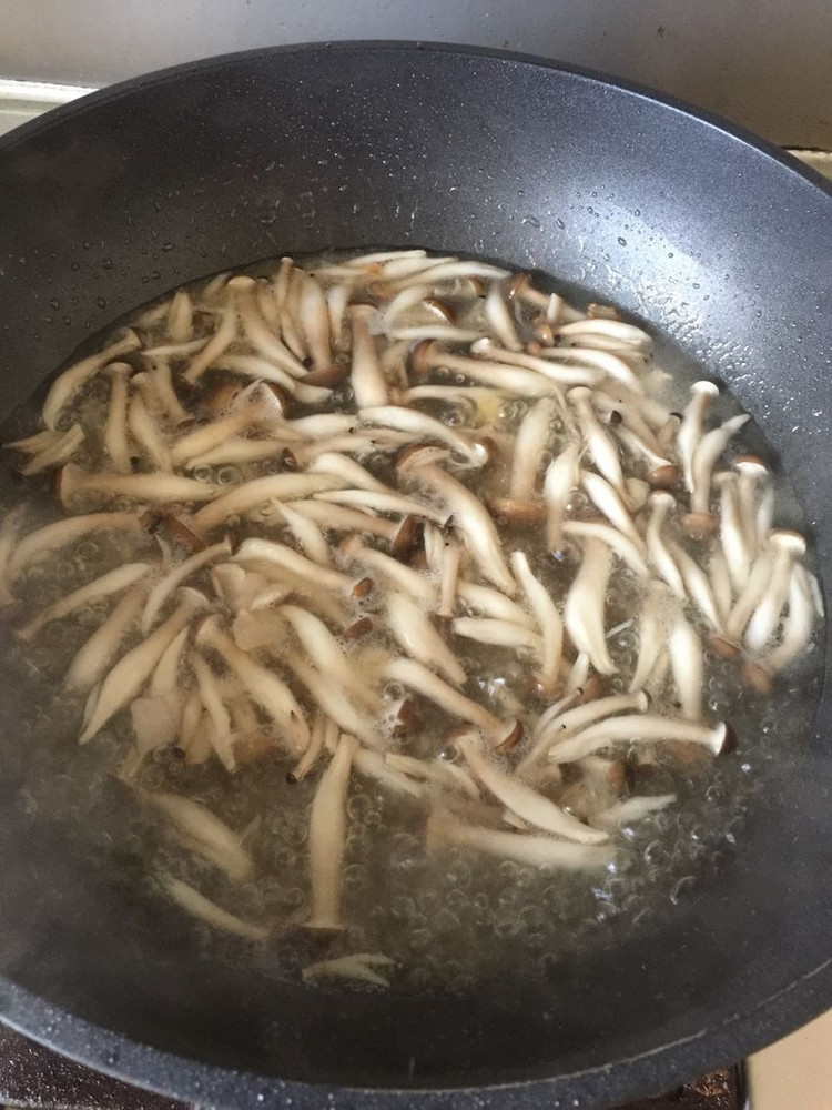 蟹味菇肉汤的做法