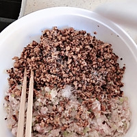 流油的香菇大肉馅包子的做法图解1