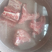 韩式脊骨泡菜土豆汤的做法图解1