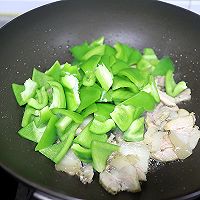 回锅肉炒青椒的做法图解4