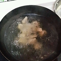 砂锅玉米胡萝卜排骨汤的做法图解1