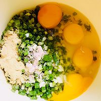 #15分钟周末菜#补钙小葱鸡蛋饼的做法图解4