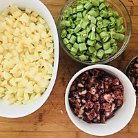 腊肠豆角焖饭#松下多面美味#的做法图解2