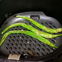 #精致一人食#青椒皮蛋的做法图解1