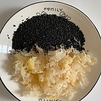 #在夏日饮饮作乐#炼乳黑芝麻银耳露的做法图解2