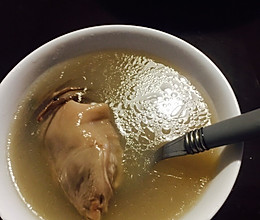 茶树菇墨鱼猪手汤的做法