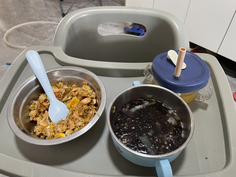 快手宝宝营养餐三文鱼炒饭+紫菜蛋花汤的做法