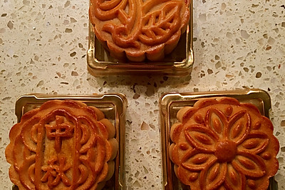 广式蛋黄莲蓉月饼