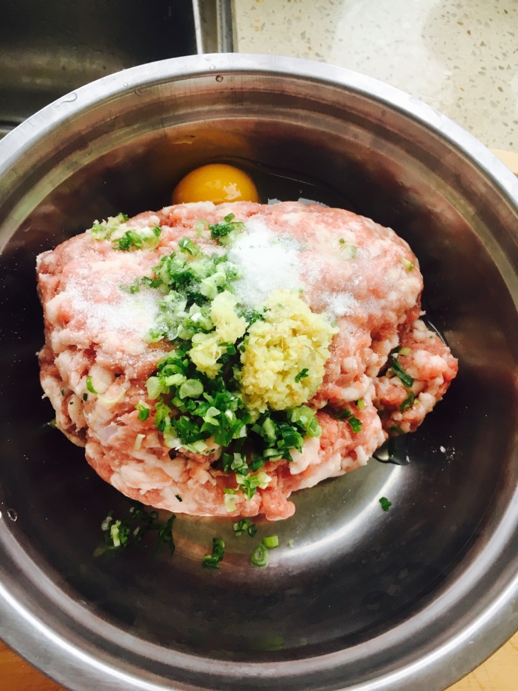 菜肉馄饨的做法图解1