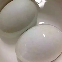 用保鲜膜腌咸鸭蛋的做法图解2