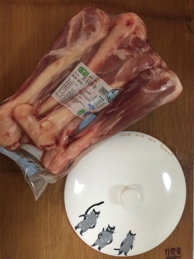 滋补羊腿骨暖心汤的做法图解1
