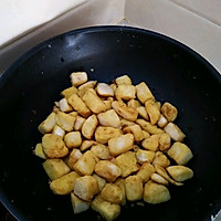 #童年不同样，美食有花样#简单又好吃的炒馍块的做法图解6