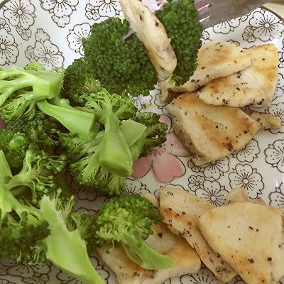 黑胡椒煎鸡胸肉配西兰花