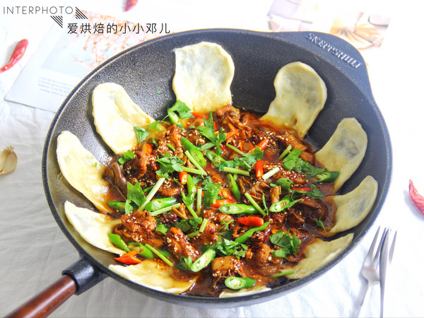 菜借饼香，饼借菜味的经典鲁菜-地锅鸡！连锅端着上桌吃更有味道