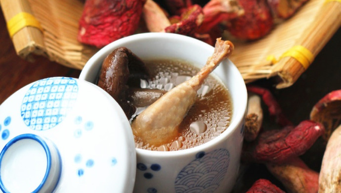 野生红菇煲乳鸽