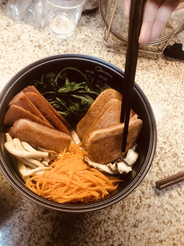 小花儿营养系列----超简单午餐肉韩式拌饭的做法