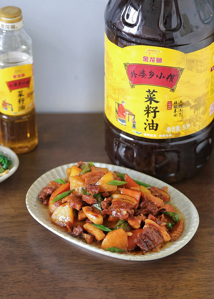 来一碗浓油赤酱的五花肉焖土豆～的做法