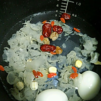 银耳莲子炖鸡蛋的做法图解3