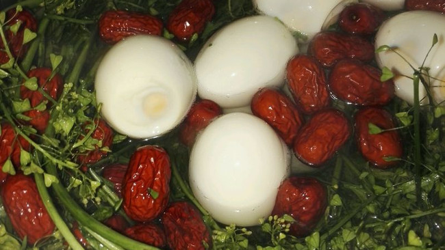 地菜红枣煮鸡蛋的做法