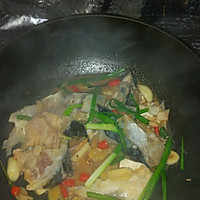 葱爆鱼头的做法图解4