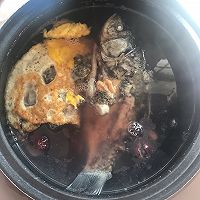 补血补钙之黑豆骨头鲫鱼汤的做法图解6