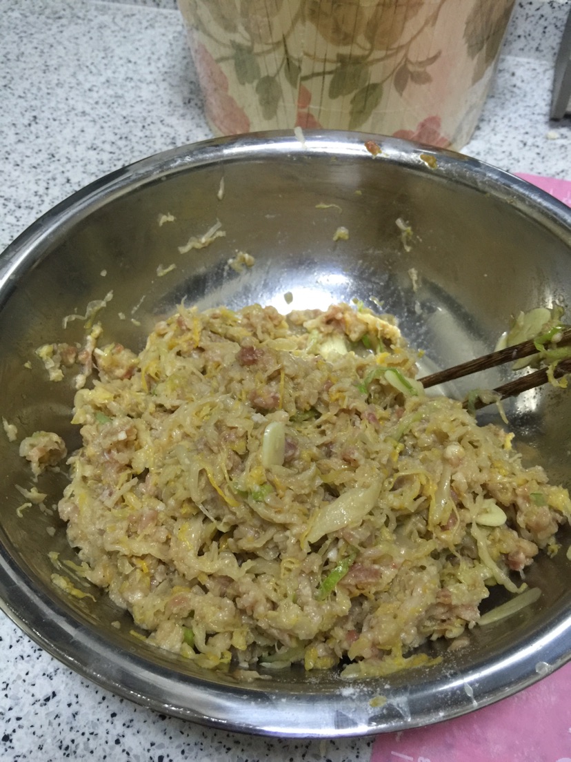 东北风味酸菜猪肉馅水饺的做法图解2