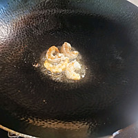 柯基狗气味的咸蛋黄鲜虾豆腐煲的做法图解6