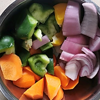 土豆红萝卜焖鸭的做法图解2
