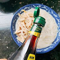 #夏日餐桌降温企划#捞汁鸡丝米线的做法图解8