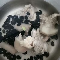 蟹味菇黑豆猪尾汤的做法图解4
