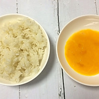 粒粒黄金炒饭的变形记 | 化身为可爱的菠萝蛋包饭的做法图解2