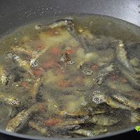红薯叶子煮嫩子鱼的做法图解4