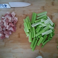小萝莉版芹菜炒肉的做法图解1
