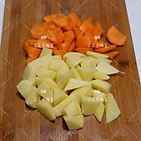 五花肉炖土豆胡萝卜的做法图解2