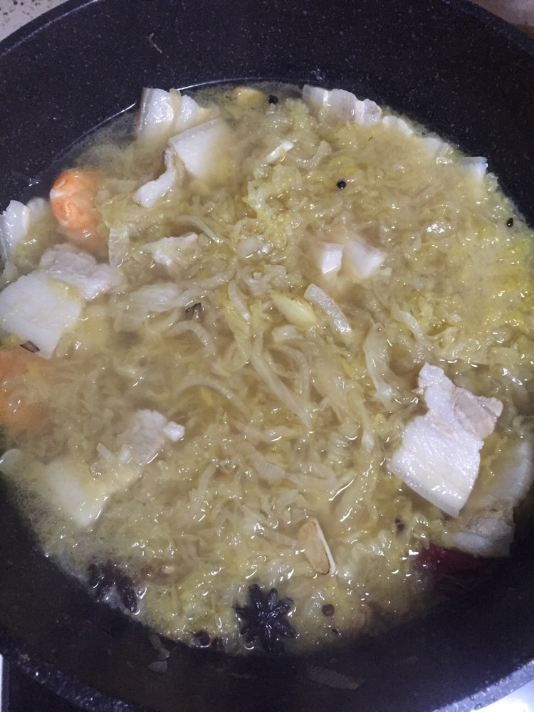 五花肉炖酸菜的做法