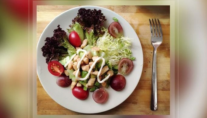 减肥食谱之营养均衡三文鱼牛油果鸡胸肉水果蔬菜沙拉
