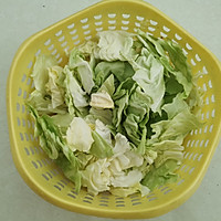 #夏日开胃餐# 荷包蛋炒甘蓝的做法图解2