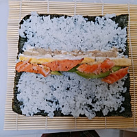 三文鱼牛油果寿司卷的做法图解7