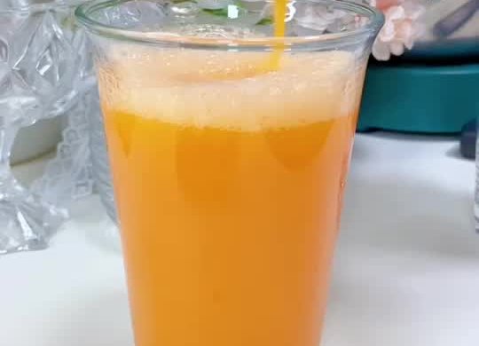 夏日果汁饮品胡萝卜生姜果蔬汁，刮油减脂