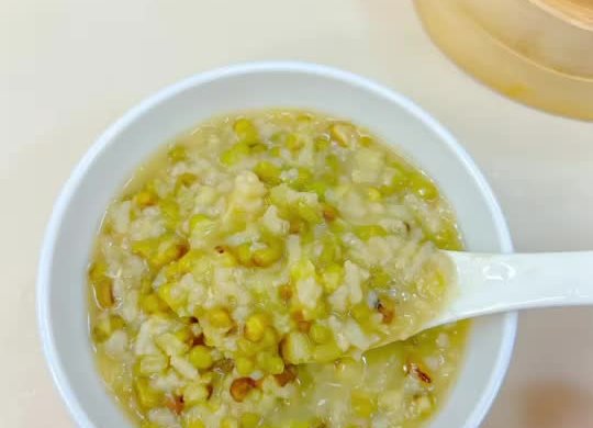 中式早餐家常绿豆粥，口感软糯顺滑。