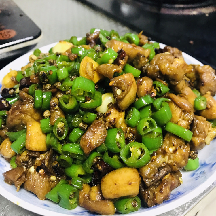 鸡肉这么吃绝对不能错过-麻辣尖椒鸡的做法