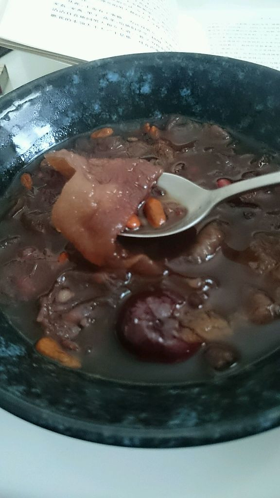 银耳红枣黑米红豆枸杞粥的做法