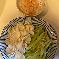 西芹百合虾仁的做法图解1