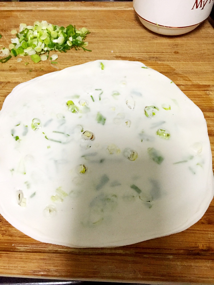 懒人福音——饺子皮版葱油饼的做法图解5