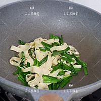 韭菜炒豆腐皮的做法图解8
