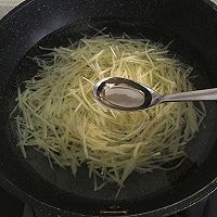 炝土豆丝的做法图解2