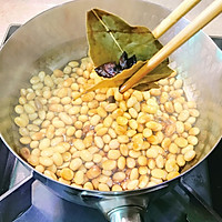 #换着花样吃早餐#五香麻辣黄豆的做法图解6