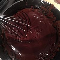 超简单! 熔岩覆盆子巧克力蛋糕的做法图解2