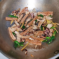 简单的把鱿鱼玩出花，快手炒出小蛮腰般的鱿鱼卷的做法图解15